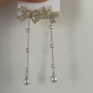 Bow pearl earring